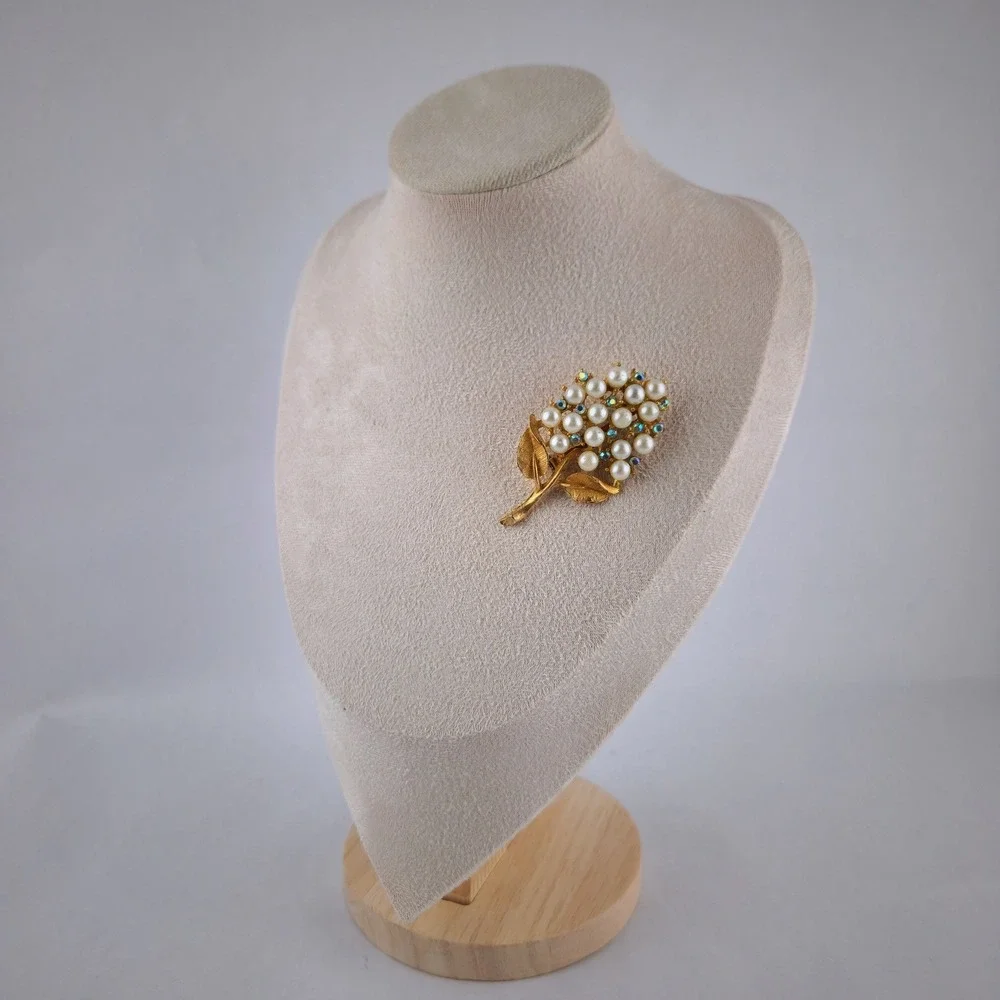 Vintage Gold Tone Brooch Faux Pearls &  Iridescent Rhinestones in Grape‎ Cluster